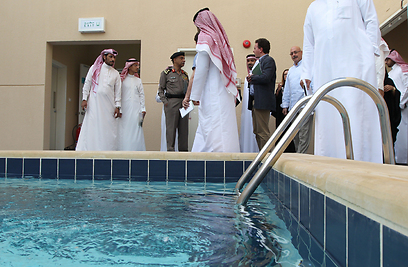 המים ינקו את המחשבות על טרור? בריכת שחייה אולימפית מקורה במרכז השיקום (צילום: AFP)