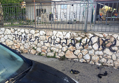 הכתובת על הקיר בכפר עכברה, הבוקר (צילום: חלייחל ח׳אלד)