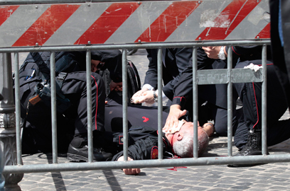 השוטר שנפצע בצווארו, בצהריים ברומא (צילום: AP)