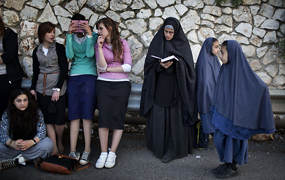 מתפללות במירון (צילום: AFP)