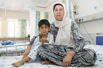 מוחמד ואמו. ילד עיראקי שטופל לאחרונה בוולפסון  (צילום: שילה שלהבת)