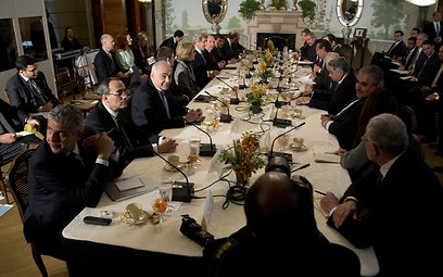 פגישת הבכירים האמריקנים ונציגי הליגה הערבית (צילום: AP)