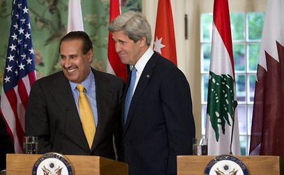 קרי במסיבת עיתונאים עם ראש הממשלה א-תאני (צילום: AP)