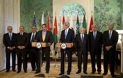 קרי ונציגי שש המדינות הערביות שביקרו בוושינגטון (צילום: AP)