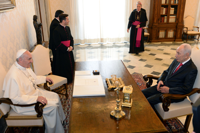 פרס לאפיפיור: "בואך יכול לתרום תרומה של ממש לאמון בשלום" (צילום: קובי גדעון,  לע"מ)