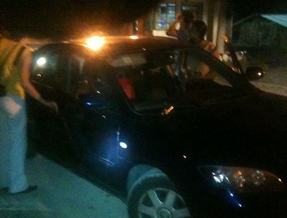 המכונית שנפגעה מהירי הערב (צילום: יהושע שטראוס - סוכנות תצפית)