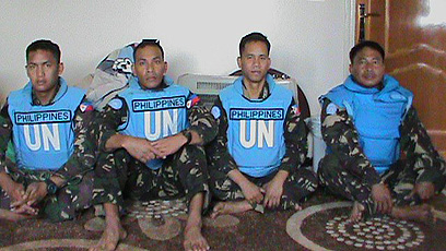 ארבעת הפקחים החטופים בתמונה שפרסמו המורדים
