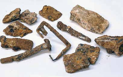 המפתח, יתדות ושאר כלים שנמצאו (צילום: קלרה עמית, באדיבות רשות העתיקות)
