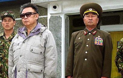 קים קיוק סיק לצד המנהיג המנוח קים ג'ונג איל (צילום: AP)