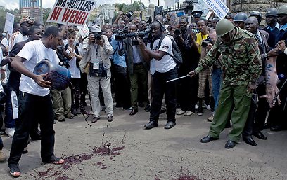 מפגינים שופכים דם חזירים מול בניין הפרלמנט (AFP)