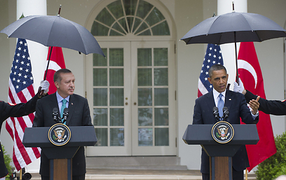 "מזג האוויר לא שיתף פעולה". אובמה וארדואן בגן הוורדים בבית הלבן (צילום: AFP)