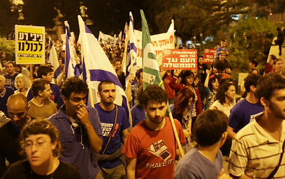 מפגינים בדרך למעון ראש הממשלה בירושלים (צילום: אוהד צויגנברג)