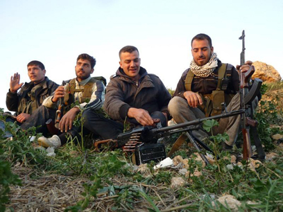 מורדים סורים בעיירה קוסייר. עוד יאלצו להמתין למשלוח נשק (צילום: AP)