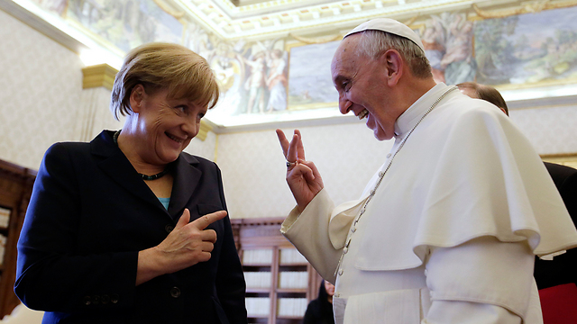 האפיפיור פרנסיסקוס ואנגלה מרקל. שניהם תחת מעקב? (צילום: AFP)