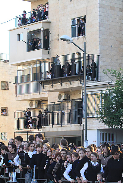 על כל מרפסת, על הגגות והגדרות: ההמונים מתקבצים לקראת החופה (צילום: גיל יוחנן)