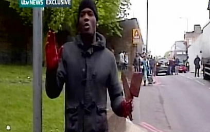 הרוצח בלונדון עם הדם על הידיים (צילום: רויטרס)