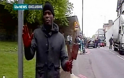 הסרטון ששודר בבריטניה, ידיים מגואלות בדם: "זה עונש עין תחת עין" (צילום: רויטרס)