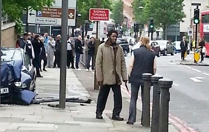 הרוצח השני בלונדון, משוחח עם עוברת אורח אחרי המעשה