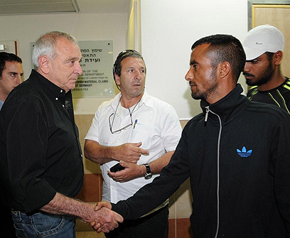 אחיו של ואליד בפגישה בבית החולים עם השר אהרונוביץ' (צילום: הרצל יוסף)