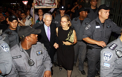 שוטרים מפנים את פישר בכיכר הבימה (צילום: דוד כהן)