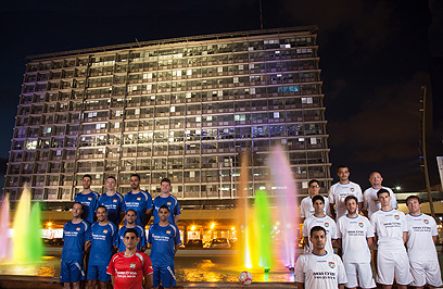 שחקני קבוצת הכדורגל להומואים "ריינבול" מצטלמים לחודש הגאווה בכיכר רבין (צילום: גיא יחיאלי)