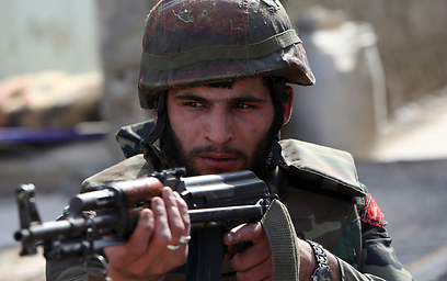 חייל סורי במהלך הלחימה בקוסייר (צילום: AFP)