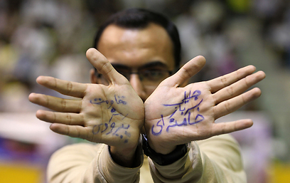רוב המועמדים מקורבים להנהגה. תומך של "סעיד ג'לילי חייל של חמינאי" (צילום: AFP)