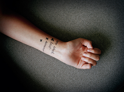 "שבוע אחד בקיץ האחרון". כתובת קעקע על זרועה של נערה שאיבדה את הזרת (צילום: Andrea Gjestvang /MOMENT)