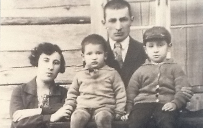 משפחת פרסקי הצעירה (שמעון מימין). גרו בבית מעץ (צילום: בתיה דורי)