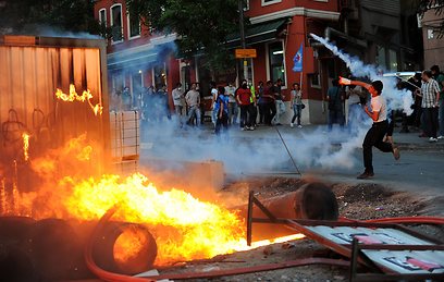 העימותים באיסטנבול. יידו אבנים והבעירו פחים (צילום: AFP)