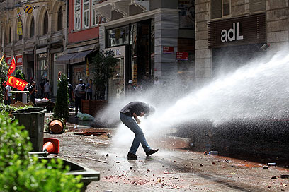 כלי מרכזי בפיזור הפגנות המחאה. תותחי מים על מפגינים באיסטנבול (צילום: AFP)