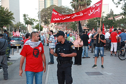 המפגינים נאספים בתל אביב (צילום: מוטי קמחי)