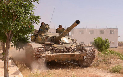 אנשי חיזבאללה על טנק צבא סוריה (צילום: רויטרס)