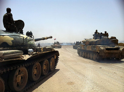 צבא סוריה מתקרב לעבר העיר (צילום: AFP)