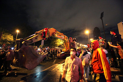 טרקטור לצד המפגינים, איסטנבול בליל אמש (צילום: EPA)