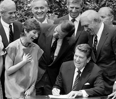לאוטנברג לצדו של הנשיא רייגן בעת חתימה על חוק העלאת גיל השתייה ל-21 (צילום: AP)