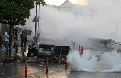 שימוש בגז מדמיע בשכונת בשיקטאש (צילום: AP)