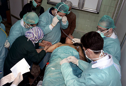 פצוע סורי שנפגע לכאורה על ידי כוחות המורדים. בית חולים בחלב (צילום: AP)