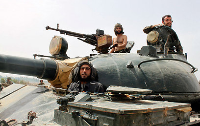 מורדים בטנק באזור הקרבות אל-קוסייר. ייזכו לגיבוי אמריקני מהאוויר? (צילום: רויטרס)