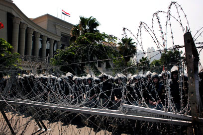 הצבא הזהיר את המשטר מאלימות מזוינת נגד המפגינים (צילום: AP)
