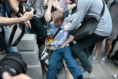 עימותים בצהריים ליד הפרלמנט הרוסי (צילום: AP)