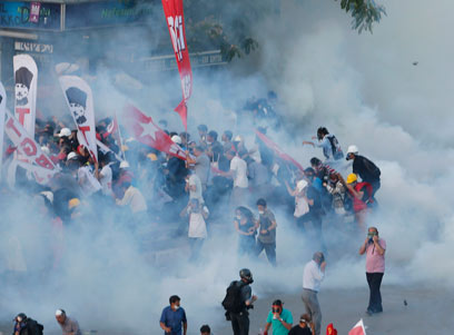 המפגינים מותקפים בגז מדמיע, שלשום (צילום: רויטרס)