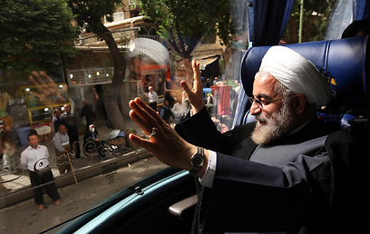 ד"ר למשפטים ועכשיו גם נשיא איראן. רוחאני בקמפיין הבחירות (צילום: AP)