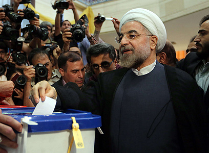 היורש של אחמדינג'אד? רוחאני מצביע (צילום: AFP)