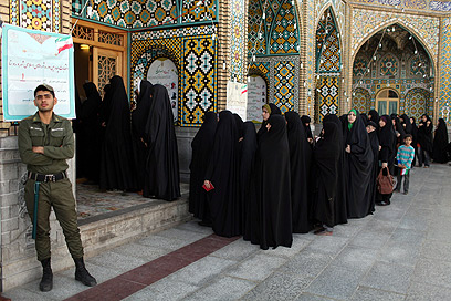 נשים בכניסה לקלפי (צילום: AP)