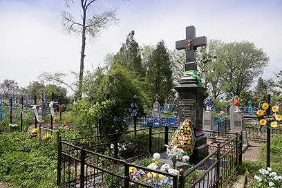 מצבה לזכר הנרצחים באוקראינה (צילום: AP)