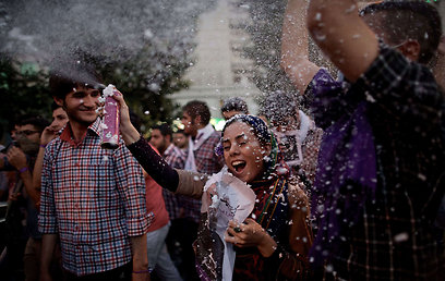 תומכי רוחאני חוגגים באיראן אחרי פרסום התוצאות (צילום: AFP)