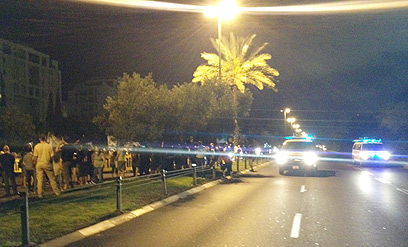מפגינים וכוחות משטרה על דרך נמיר בתל אביב (צילום: אור מנבר)