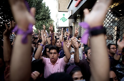 איראנים תומכי רוחאני חוגגים את ניצחונו בבחירות (צילום: AFP)