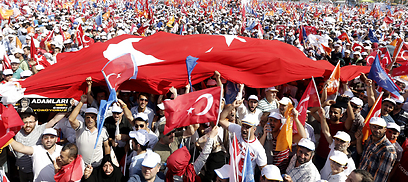 ההמונים באיסטנבול, בעד ארדואן (צילום: EPA)